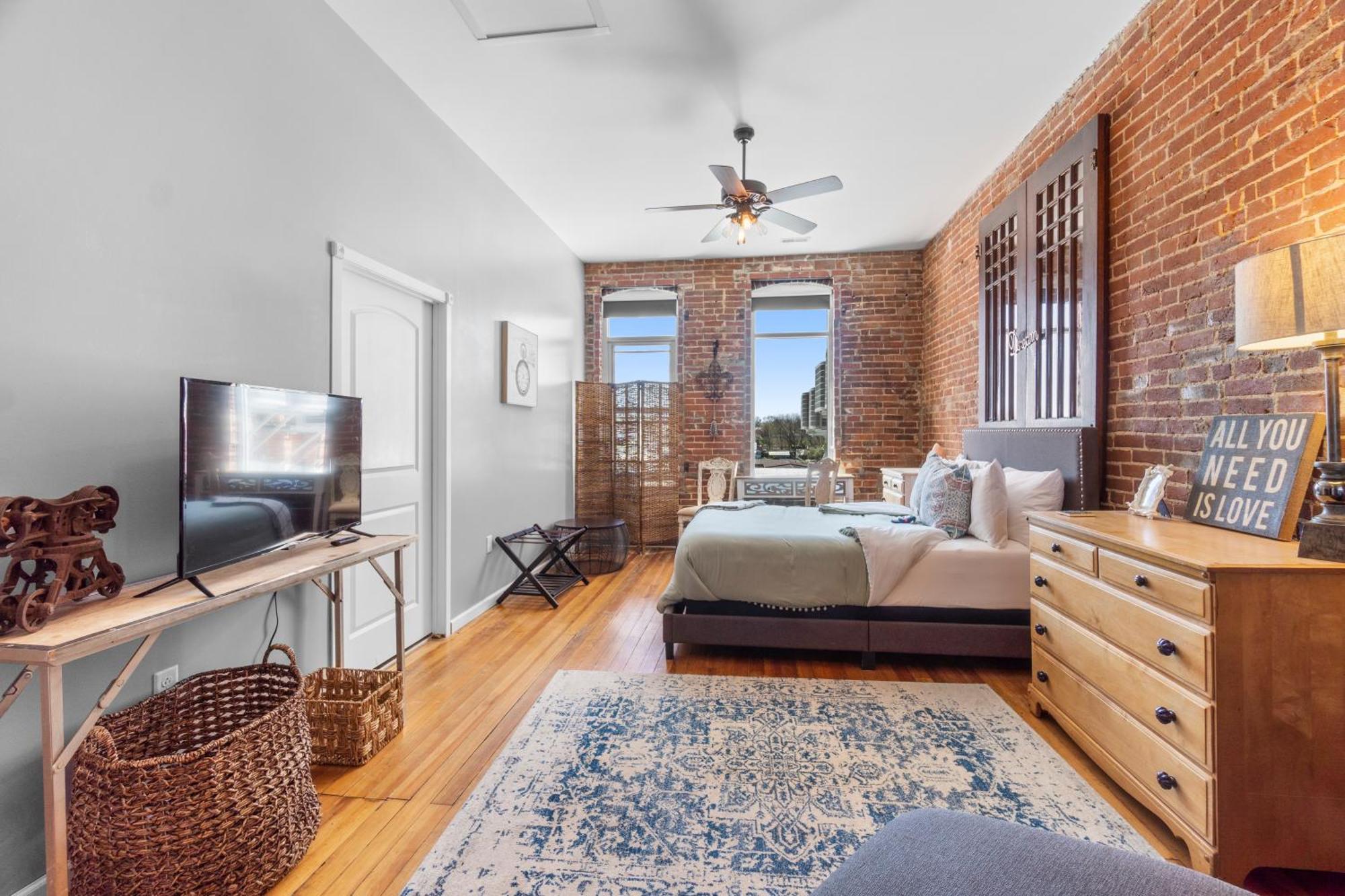 Downtown Loft Amazing Bath Tub & Shower #9 Perryville