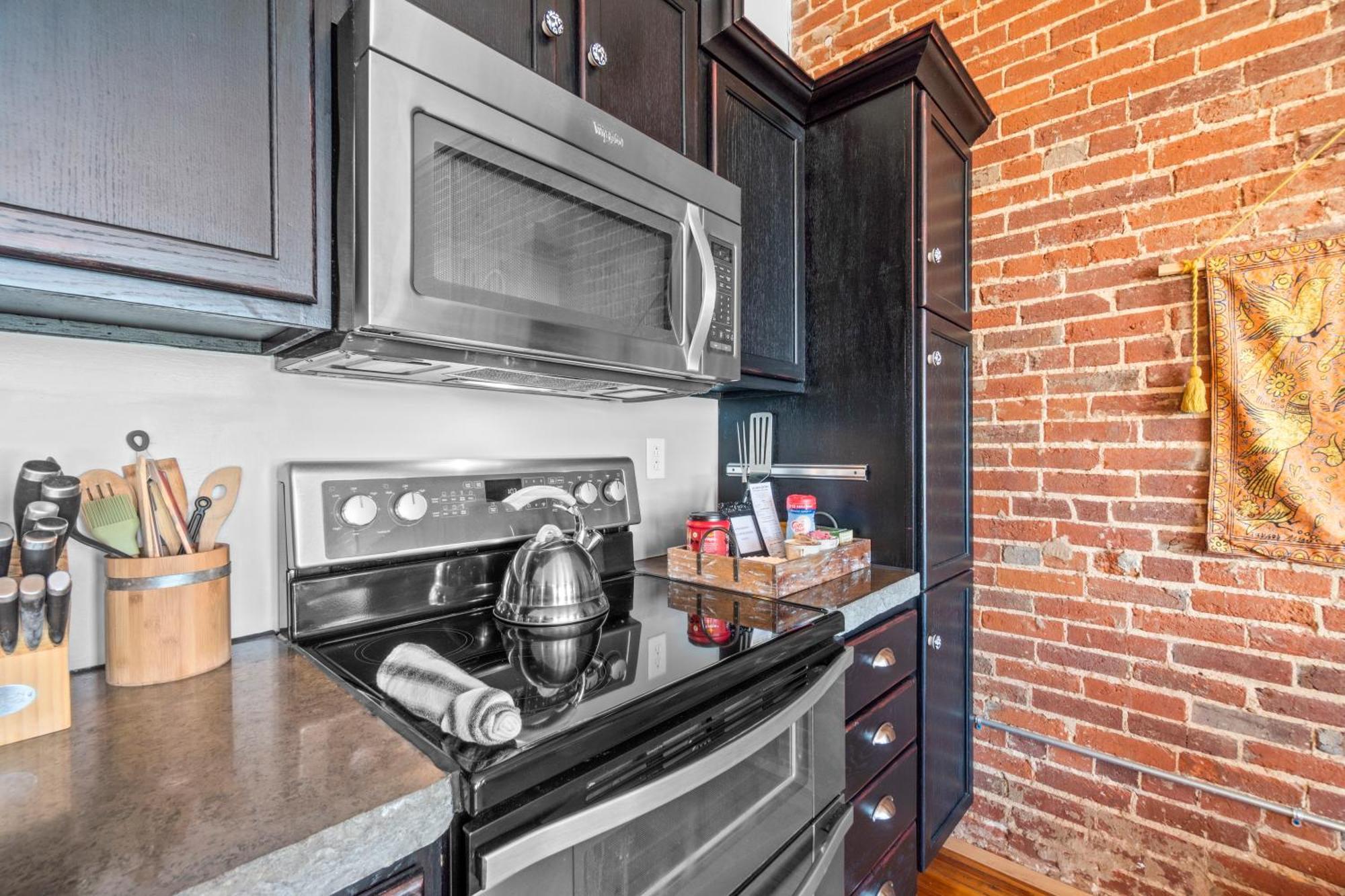 Downtown Loft Amazing Bath Tub & Shower #9 * Perryville