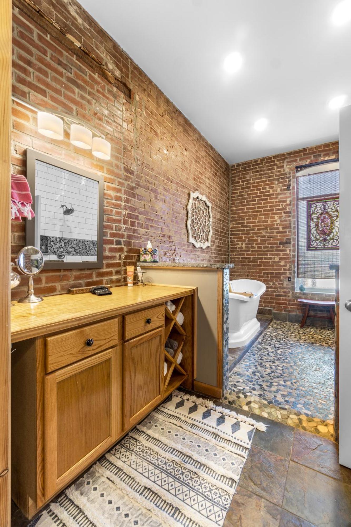 Appartement Downtown Loft Amazing Bath Tub & Shower #9 Perryville