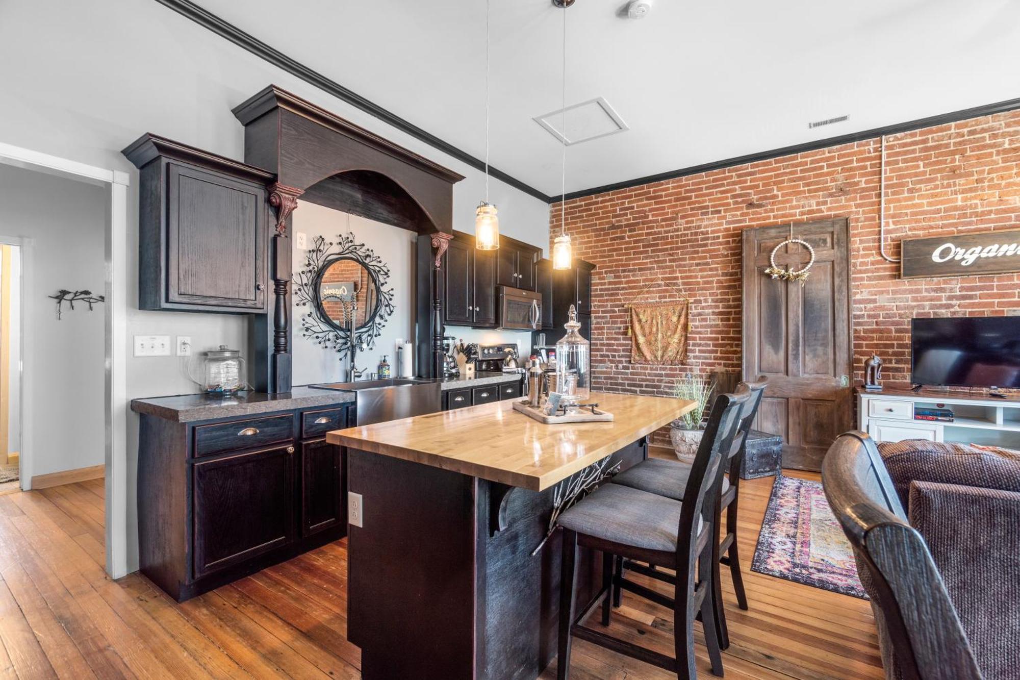 Downtown Loft Amazing Bath Tub & Shower #9 Perryville